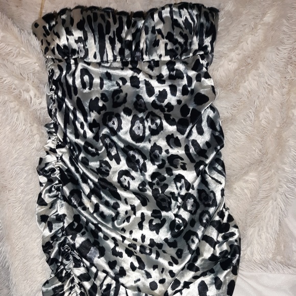 Silver leapord print silky strapless dress - Picture 2 of 6